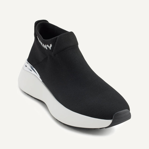 DKNY ZHAVIA SLIP ON SNEAKER  8M